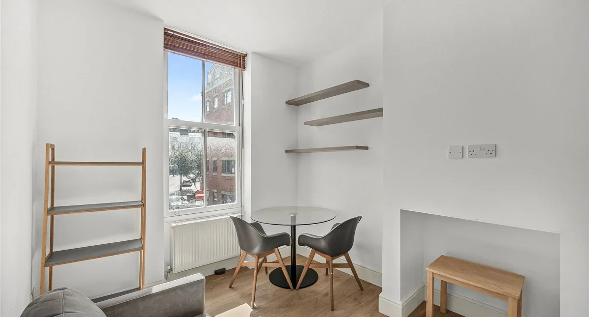 Flat Cleveland Street in Greater London