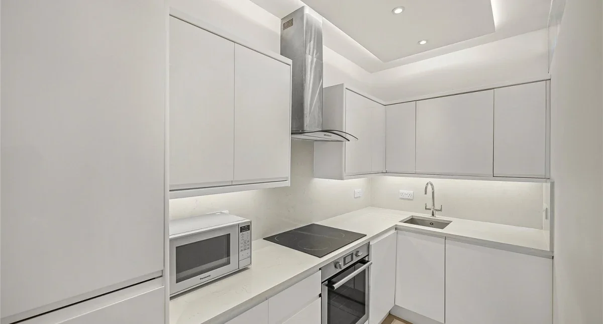 Flat Cleveland Street in Greater London