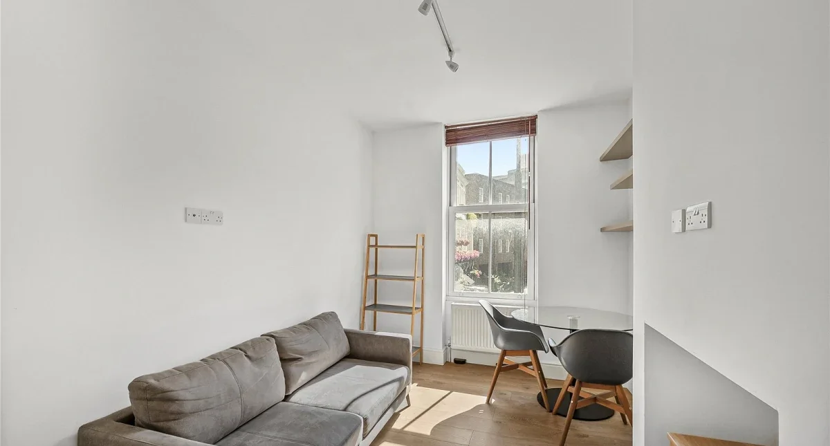 Flat Cleveland Street in Greater London