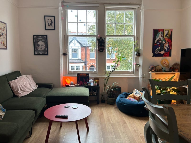 Room Kings Avenue in Greater London