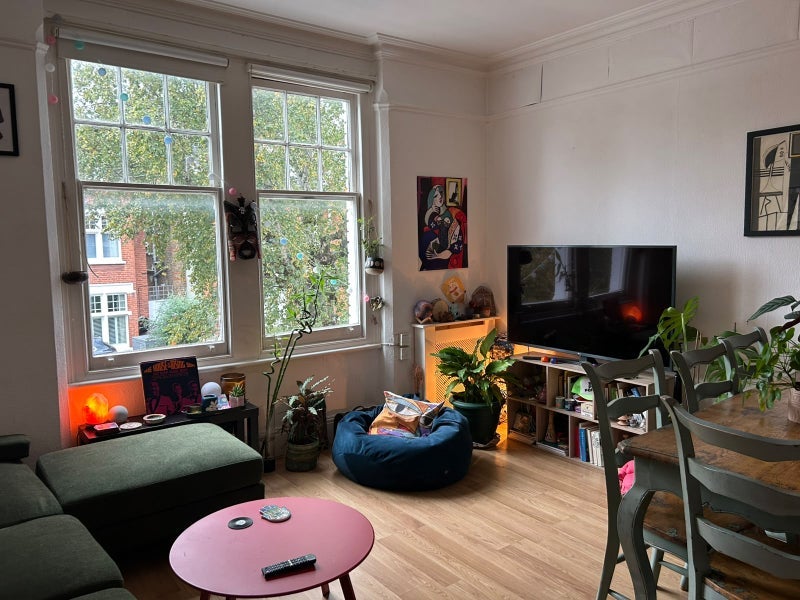 Room Kings Avenue in Greater London