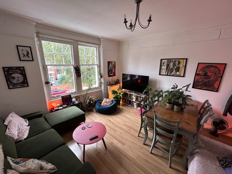 Room Kings Avenue in Greater London