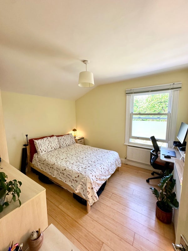 Room Wightman Road in Greater London