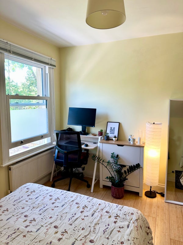 Room Wightman Road in Greater London