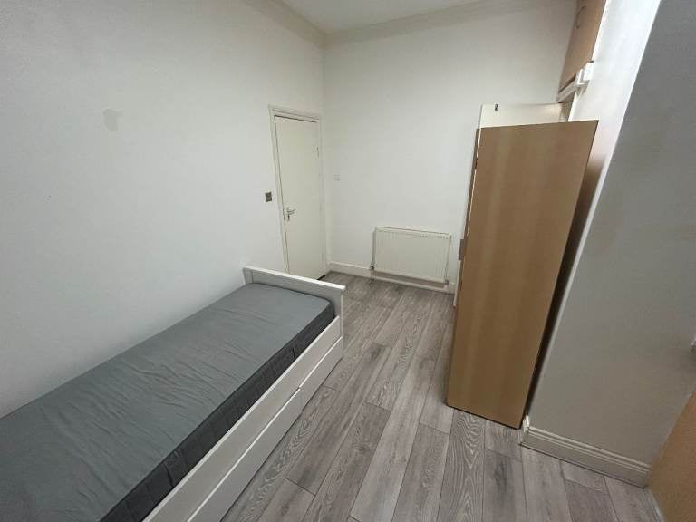 Flat Eynham Road in Greater London