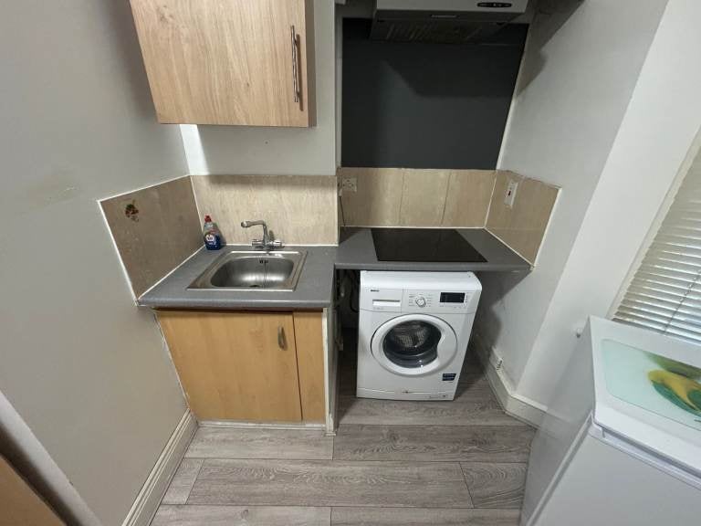 Flat Eynham Road in Greater London