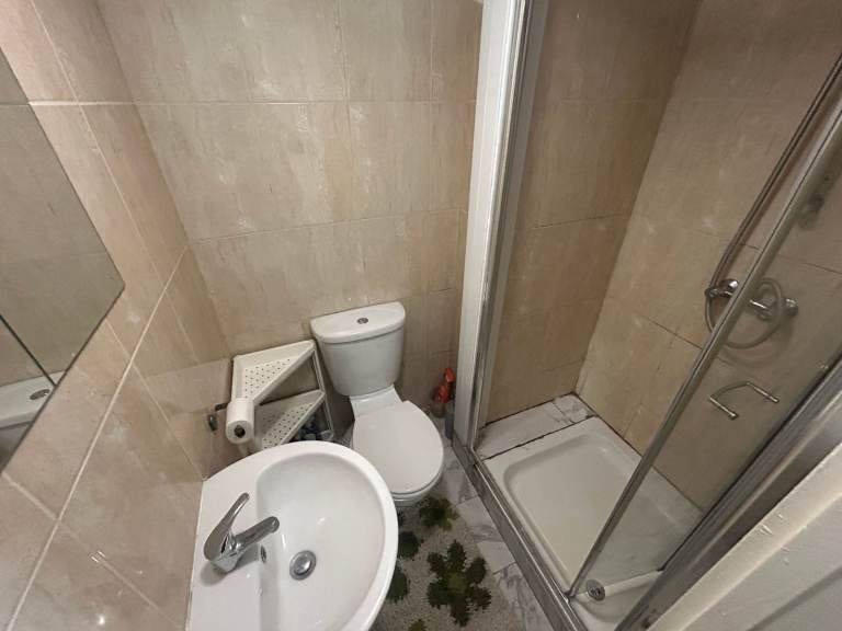 Flat Eynham Road in Greater London