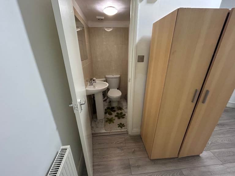 Flat Eynham Road in Greater London