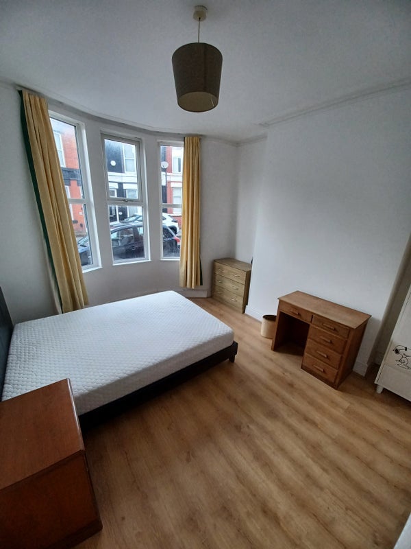 Room Eastdale Road in Liverpool