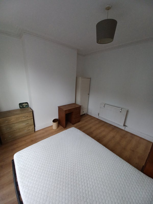 Room Eastdale Road in Liverpool