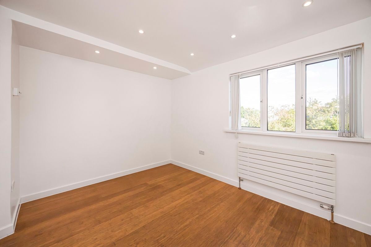 Flat Gaysham Avenue in Greater London