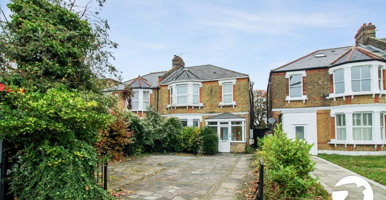 Flat Manor Lane in Greater London