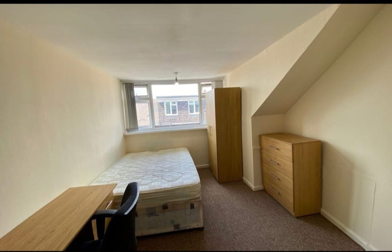 Room Autumn Street in Leeds