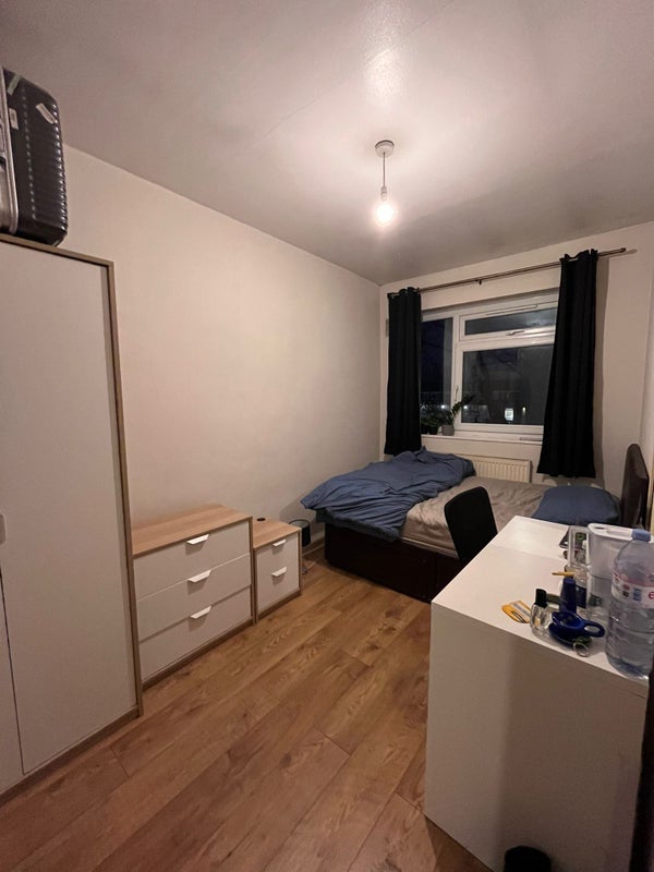 Room Ambrose Walk in Greater London