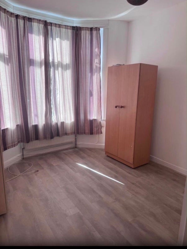 Room Inniskilling Road in Greater London
