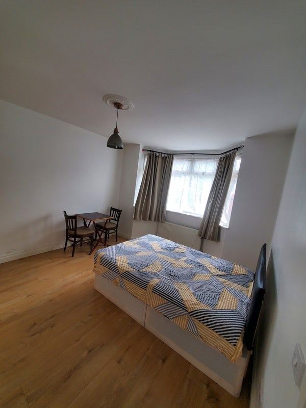 Room Princes Avenue in Greater London