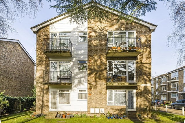 Flat Lovelace Gardens in Greater London