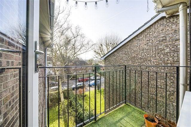Flat Lovelace Gardens in Greater London