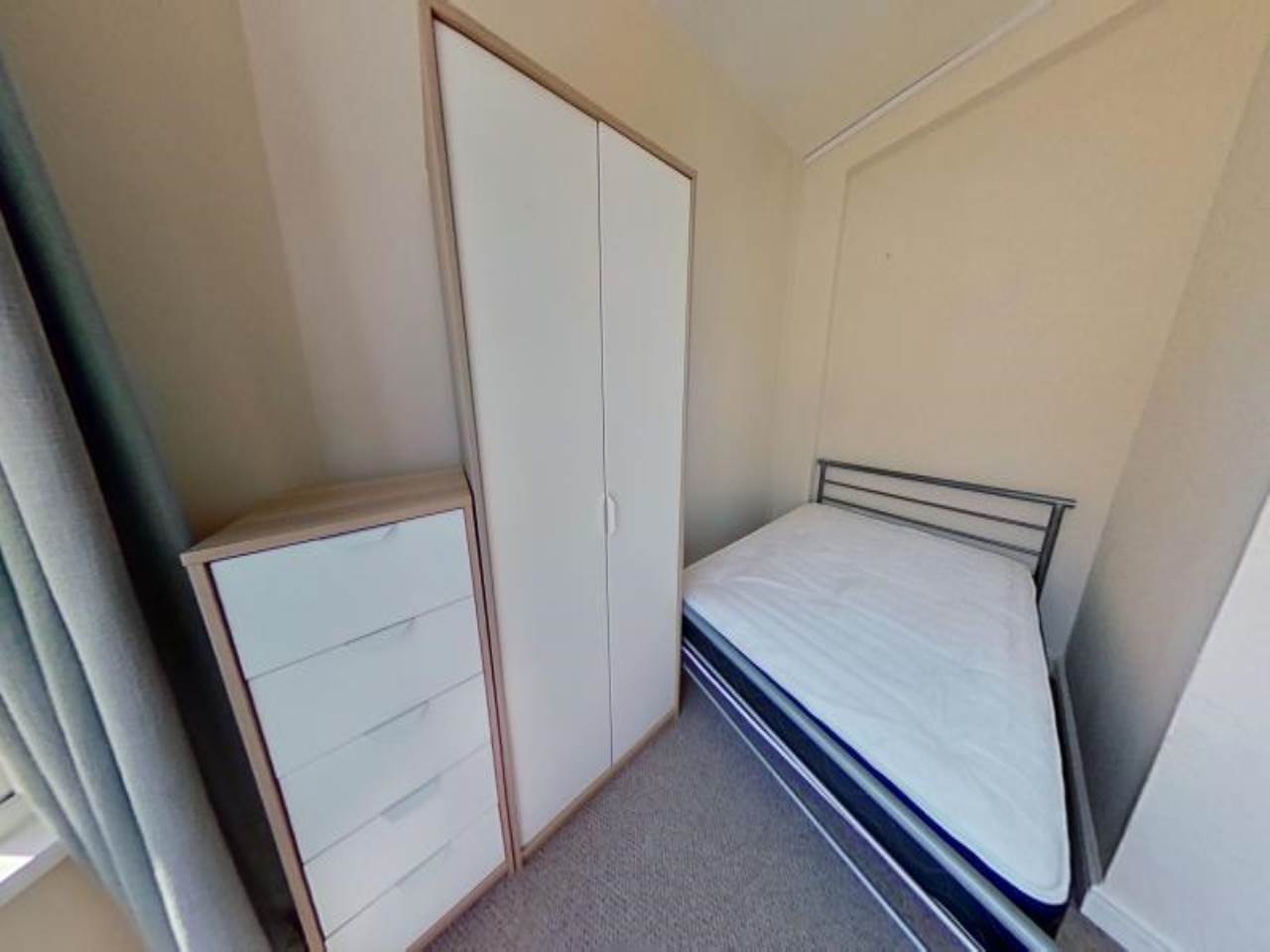 Flat Dogfield Street in Cardiff