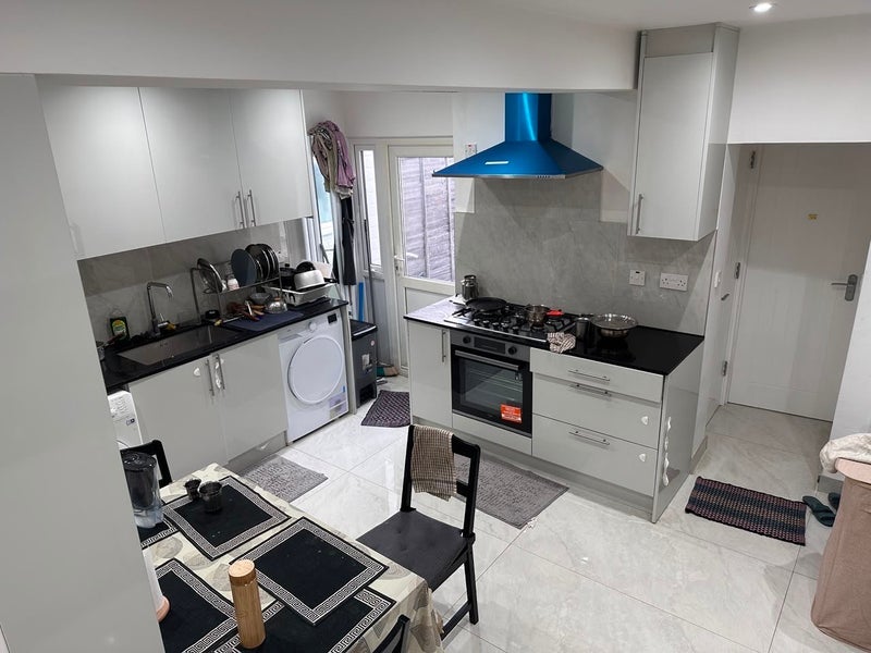 Room Meadfield Road in Slough