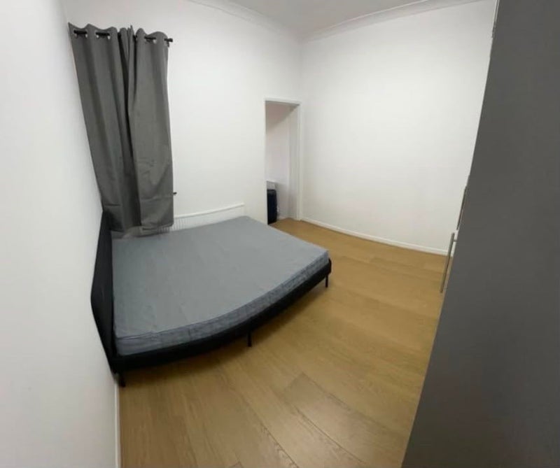 Room Meadfield Road in Slough