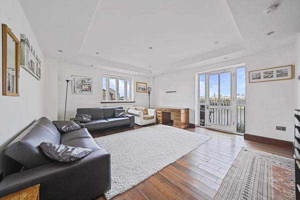 Flat Rotherhithe Street in London