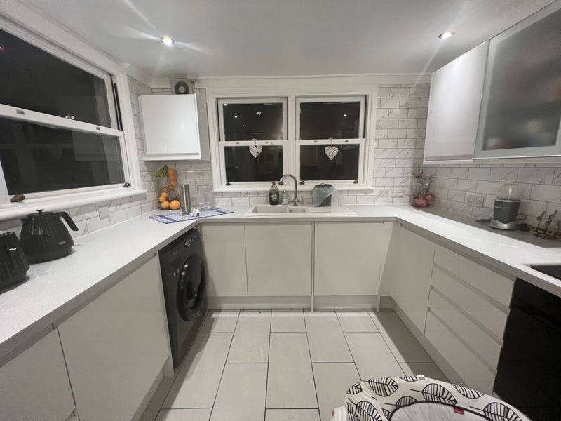 Room Lower Road in Greater London