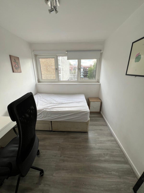 Room Harpley Square in Greater London