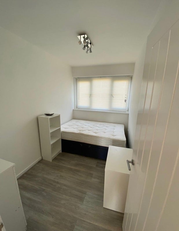 Room Harpley Square in Greater London