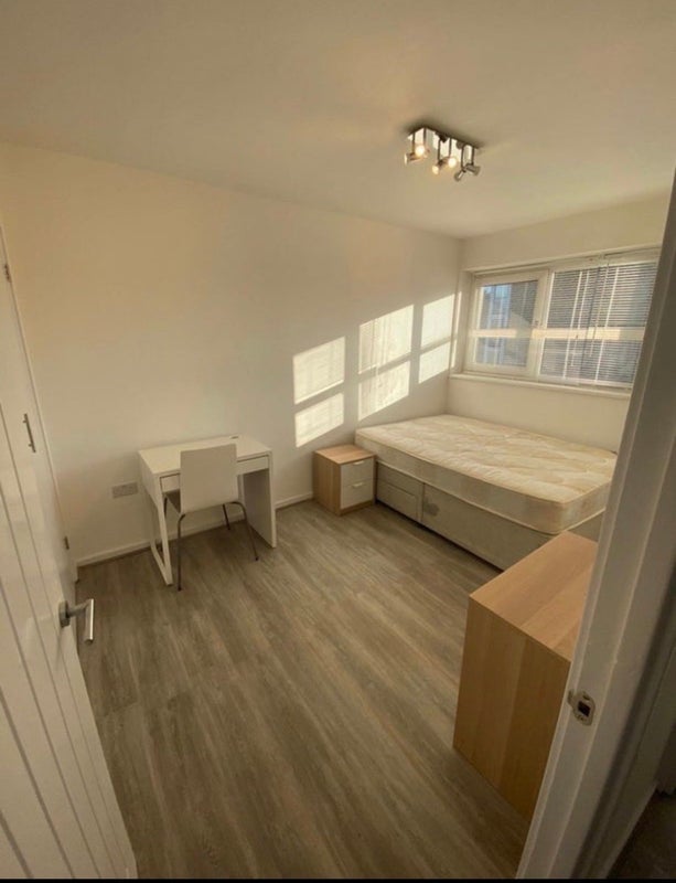 Room Harpley Square in Greater London