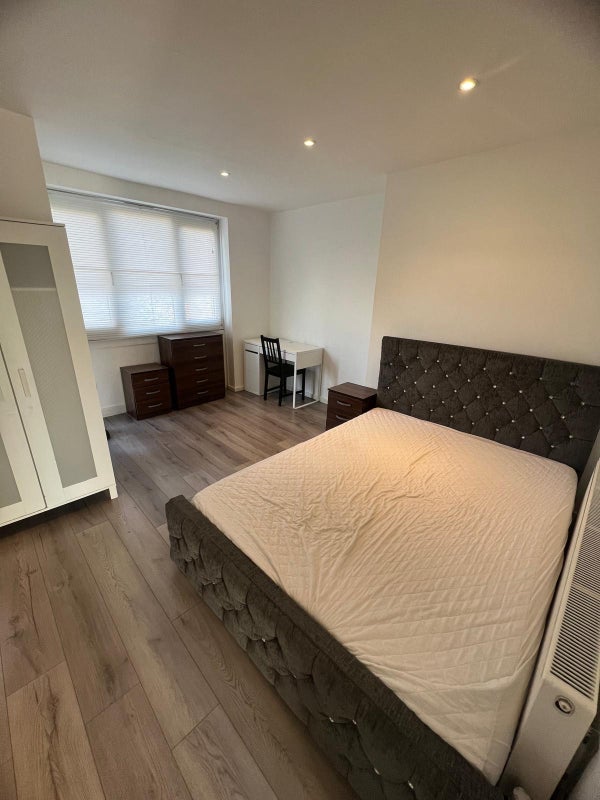Room Harpley Square in Greater London