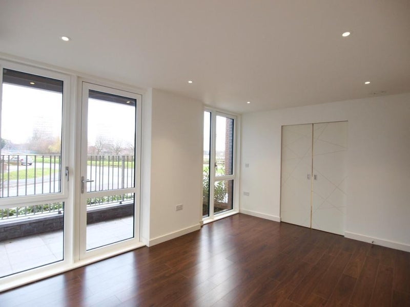 Room Devan Grove in Greater London