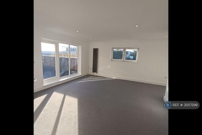 Flat Beulah Hill in Greater London