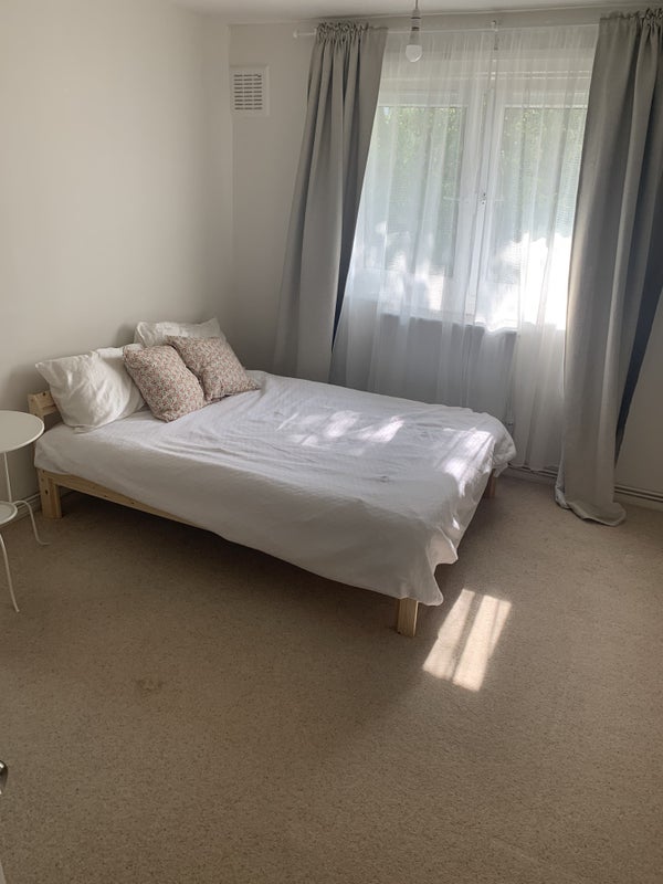 Room Larkhall Lane in Greater London