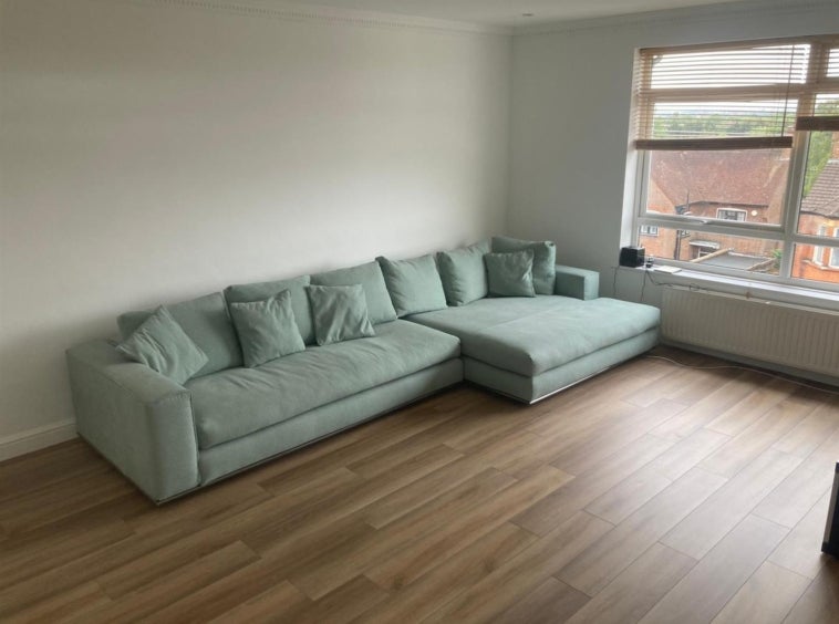 Flat Brooke Avenue in Greater London