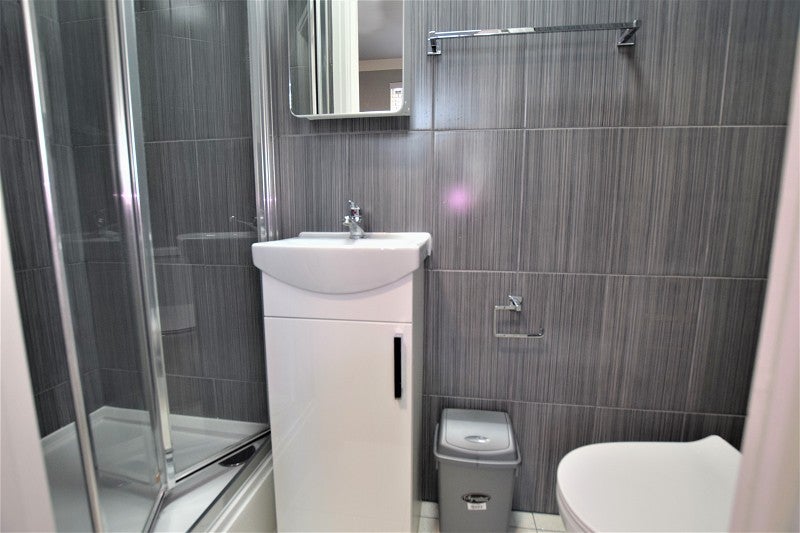 Room Thorold Road in Greater London