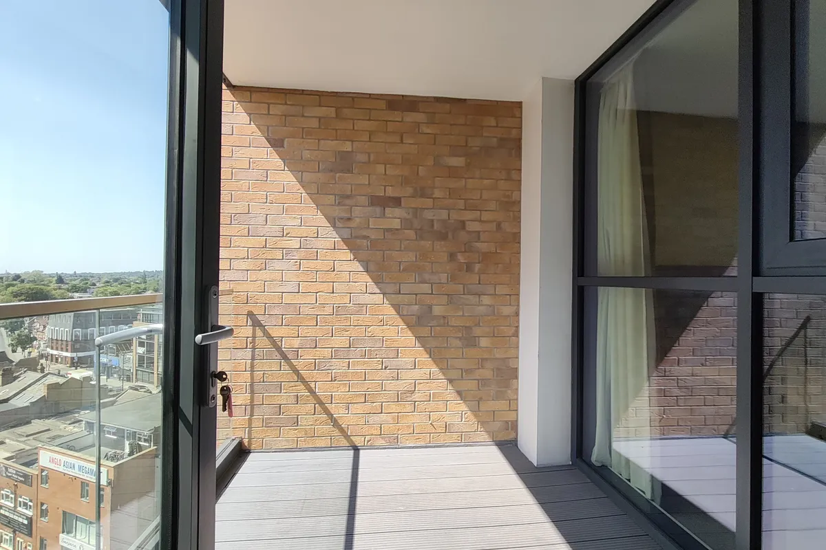 Flat Curtis Lane in Greater London