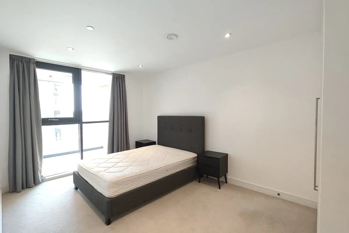 Flat Curtis Lane in Greater London