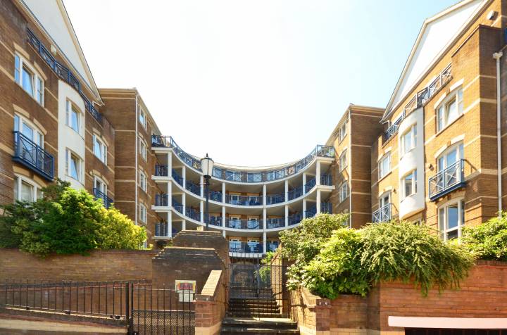Room Rotherhithe Street in Greater London