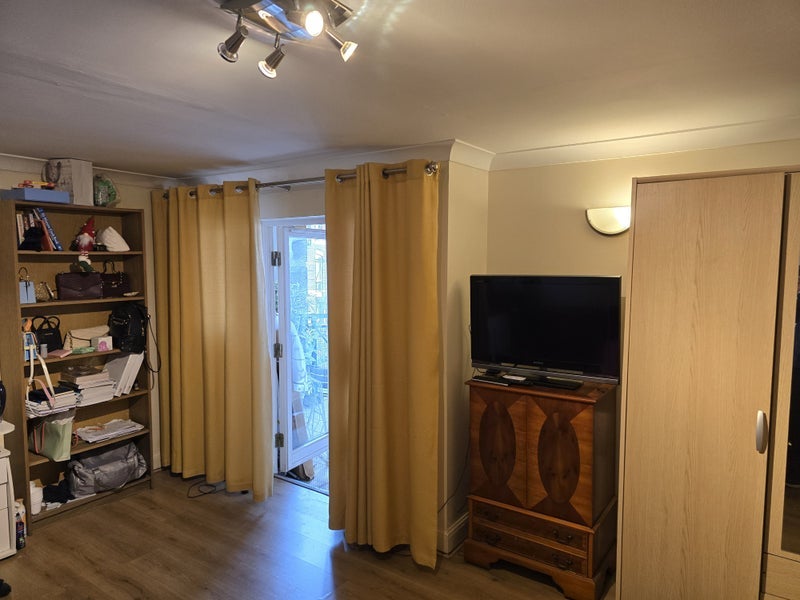 Room Rotherhithe Street in Greater London