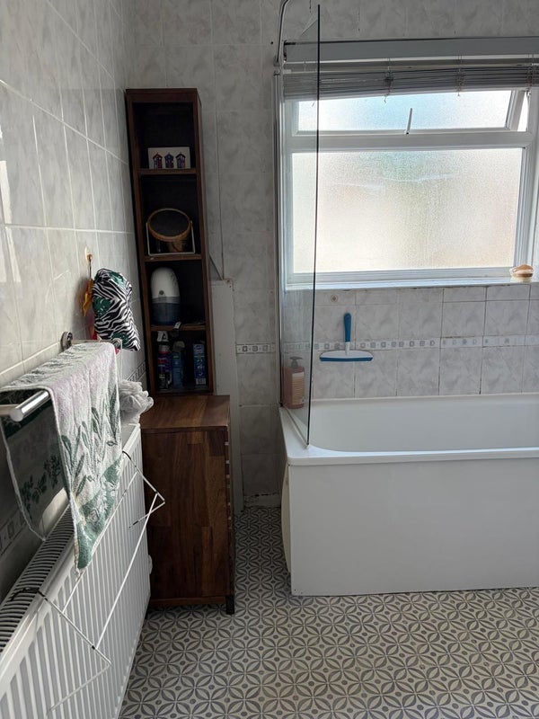 Room Milton Road in Caterham on the Hill