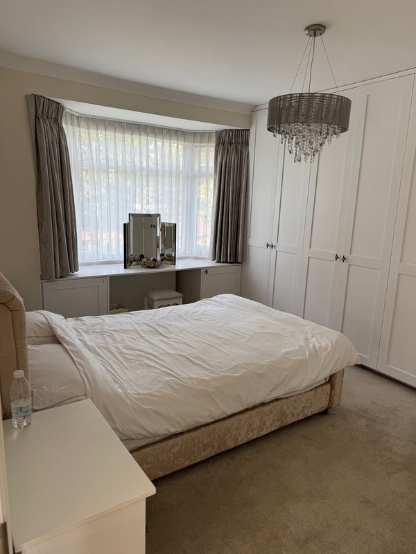 Room Ridge Avenue in Greater London