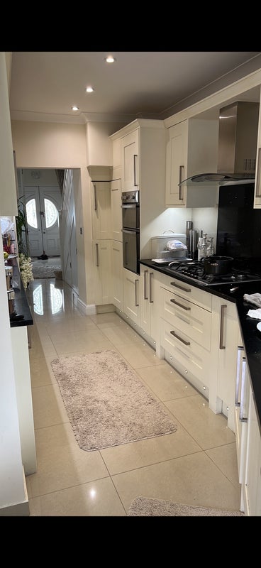 Room Ridge Avenue in Greater London