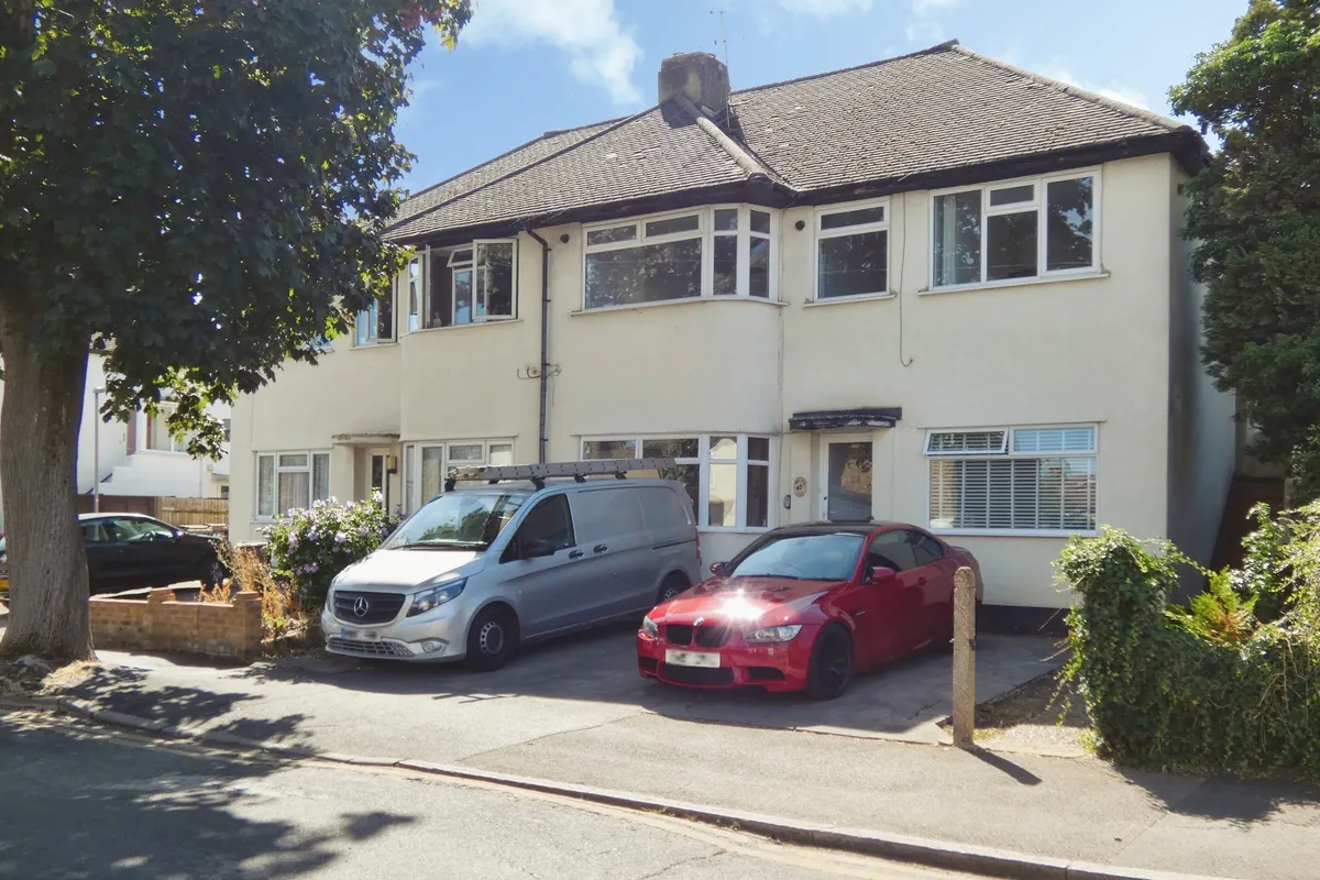 Flat Melbourne Road in Greater London