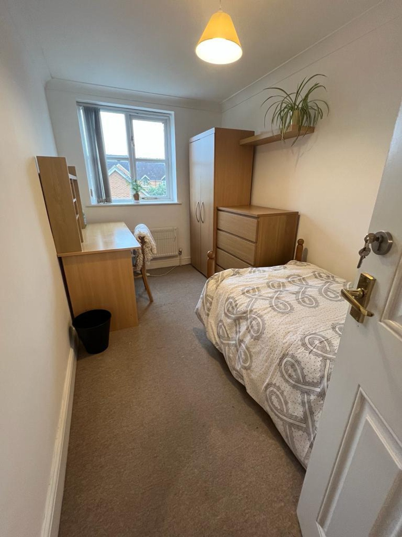 Room Willow Way in Rushmoor