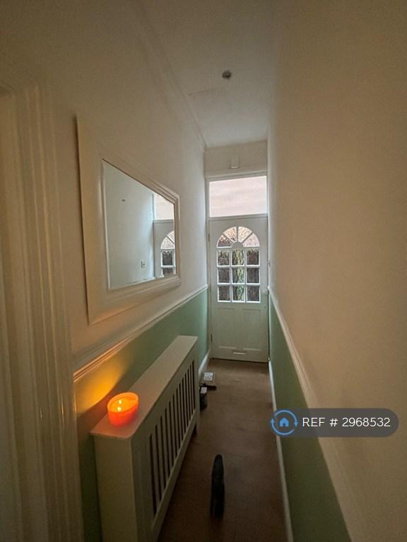 Flat Murray Road in Greater London