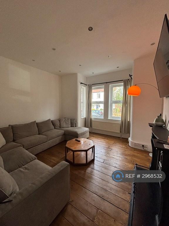 Flat Murray Road in Greater London