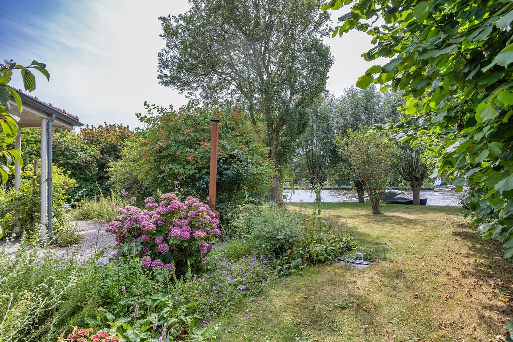 Vrijstaande woning te koop: Kruiswater 8, Sneek