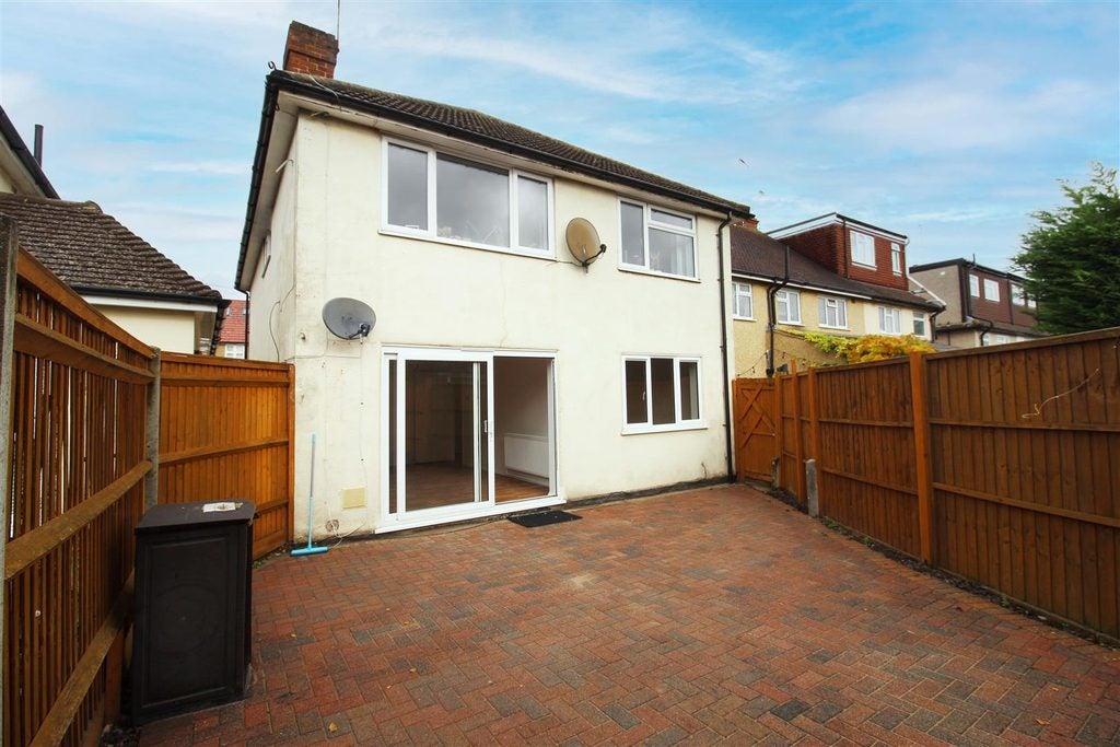 Flat Hilldale Road in Greater London