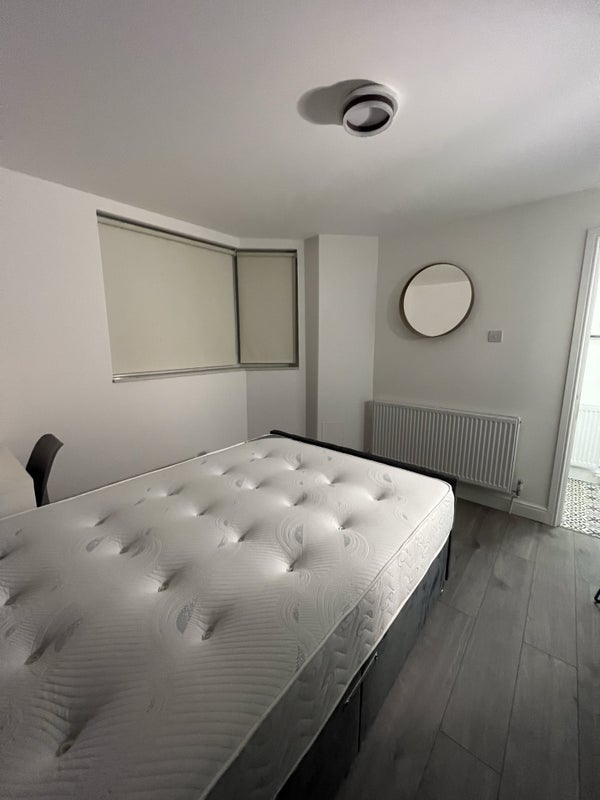 Room Listowel Close in Greater London